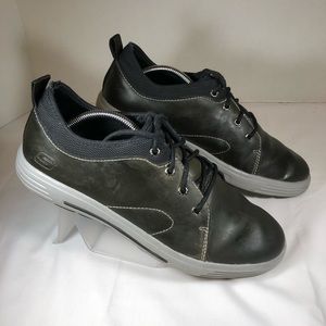 Men’s Skechers classic fit leather.